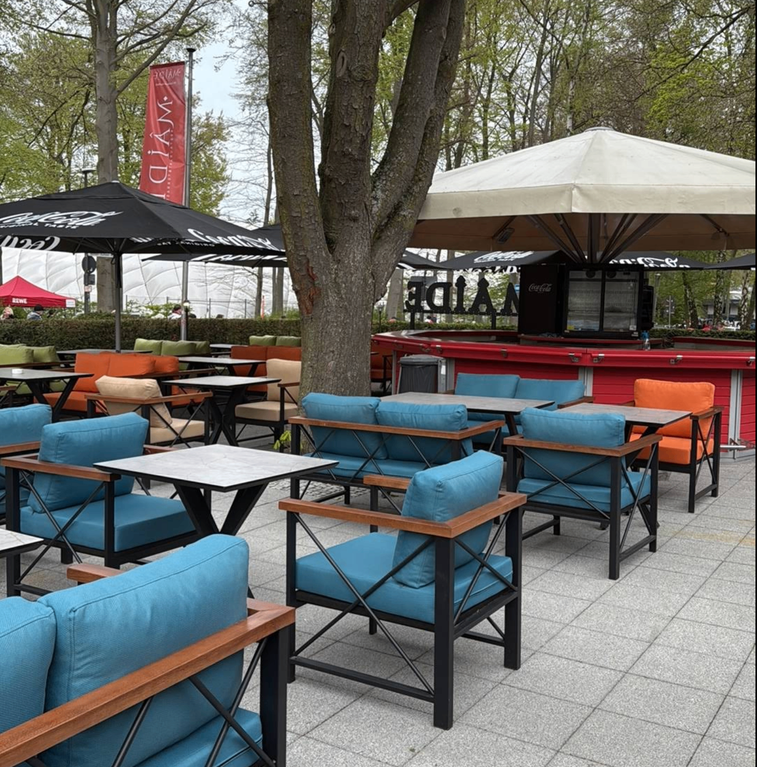 Terrasse mit bunten Loungemöbeln im Grünen